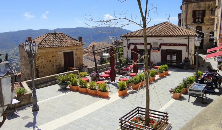 Castellabate, la piazzetta di Benvenuti al Sud